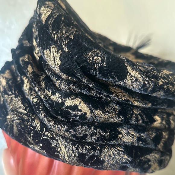 EYECATCHING DESIGNER 1960s\' BROCADE RETRO 1920s\' HAT + BLACK FEATHERS main image 13